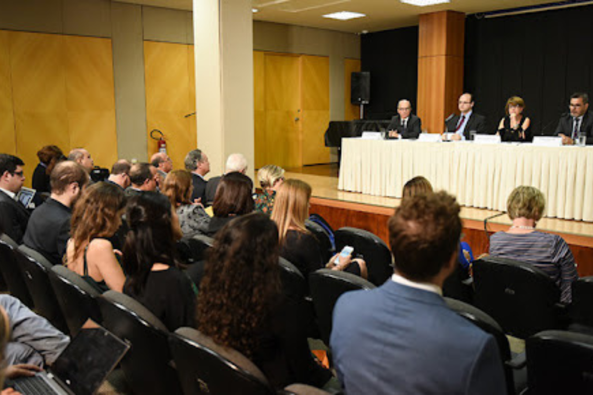 Alinhando visão e prática: a importância das diretrizes na formação de professores