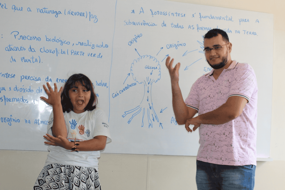 Educação bilíngue para surdos: como funciona